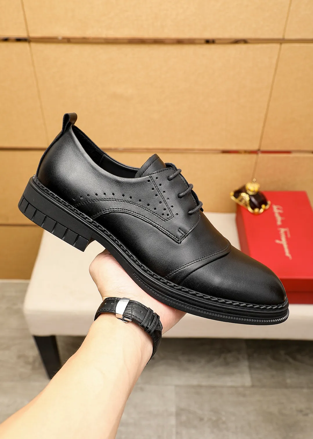 Men's shoes 💰462 💐 Product trademark: Ferragamo "Ferragamo" business leather shoes Regular size: 38-44 (45.46🉑️customized) Product materials: Selected imported first-layer calfskin upper, imported water-dyed cowhide leather lining. Strong three-dimensional visual effect, rubber outsole Color: 1⃣️color optional